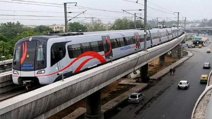 Delhi Metro Update: एयरपोर्ट एक्सप्रेस लाइन पर मेट्रो की रफ्तार धीमी, यात्री हो रहे परेशान