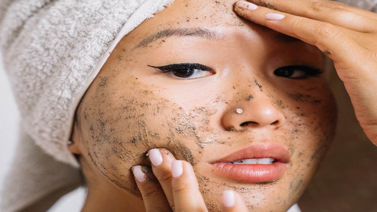 Facial Scrub: चेहरे से कील-मुहांसों को कम करने के लिए इस्तेमाल करें इन फेस स्क्रब