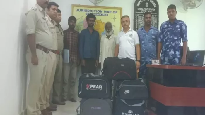 पांच बैगों में भरे थे गांजा, पकड़े गए अपराधी व चोपड़ा थाना पुलिस। जागरण फोटो।