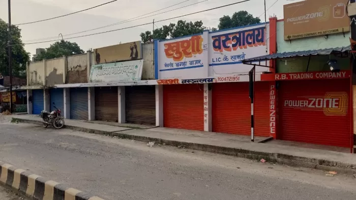 घटना के बाद सूनी पड़ींं सड़कें, बंद दुकानें।