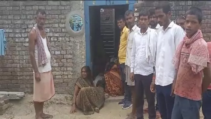 घटना के बाद घर के दरवाजे पर खड़े ग्रामीण और रोते स्वजन।