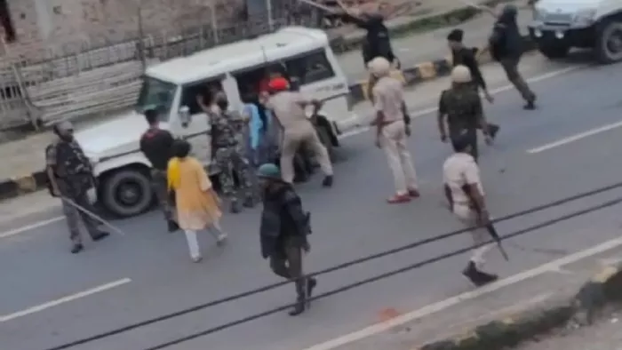पत्थरबाजी करने वालों को दौड़ाती पुलिस : जागरण