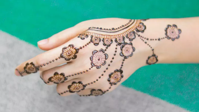 How to Lighten Mehndi: मेहंदी का रंग हल्का करने के उपाय