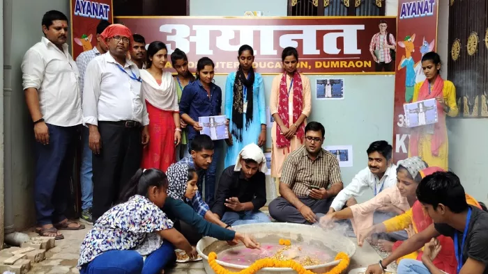 डुमरांव के सफाखाना रोड में स्थित कुशल युवा कार्यक्रम परिसर में चंद्रयान-3 की सफलता के लिए हवन पूजन करते छात्र-छात्राएं।