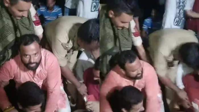पुलिस ने रात में 60 से अधिक नेताओं को उठाया।