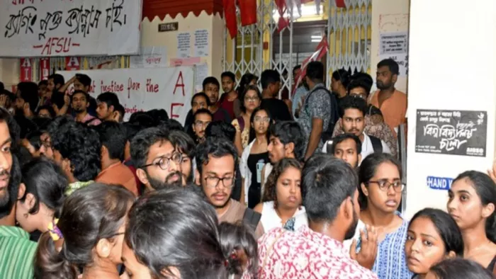 जादवपुर विश्वविद्यालय के छात्रों ने विश्वविद्यालय के एक छात्र की मौत के खिलाफ विरोध प्रदर्शन किया (फाइल फोटो/एएनआई)