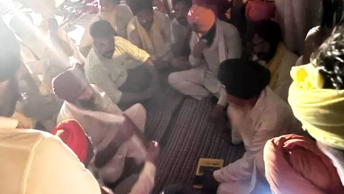 किसान की मौत का मामला में किसानों और पुलिस प्रशासन के बीच बैठक