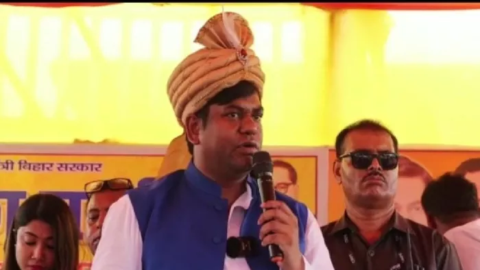सभा को संबोधित करते वीआईपी प्रमुख मुकेश सहनी