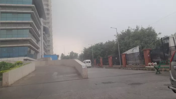 नोएडा में हुई झमाझम बारिश, उमस भरी गर्मी से मिली राहत