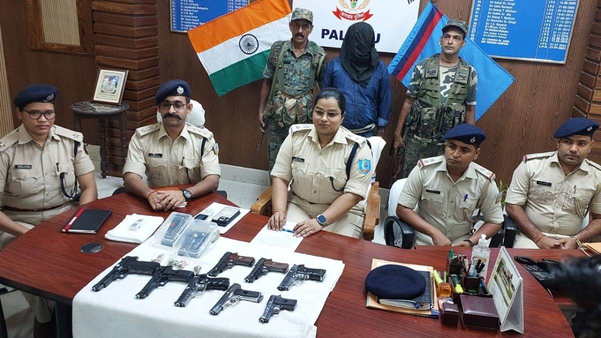 palamu crime news a plan to supply arms to gangster sujit sinha wife the arrested accused revealed the secret in front of the police