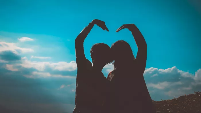 संकेत जो बताते हैं कि आपकी दोस्ती बदल चुकी है प्यार में