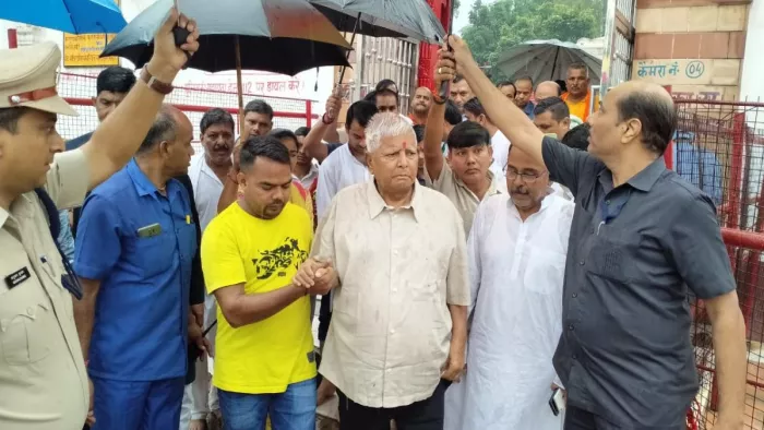 Gopalganj : लालू प्रसाद यादव पहुंचे अपने पैतृक गांव, पंच मंदिर में पत्नी राबड़ी देवी संग कर रहे पूजा-अर्चना