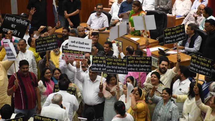 नगर निगम सदन की बैठक में महापौर के सामने हंगामा करते भाजपा के निगम पार्षद व अन्य पार्षद। ध्रुव कुमार