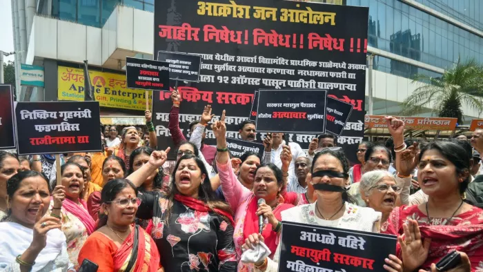 बदलापुर के प्रतिष्ठित स्कूल में दो बच्चियों के साथ यौन शोषण के विरोध में प्रदर्शन करते प्रदर्शनकारी। फोटोः एएनआई।