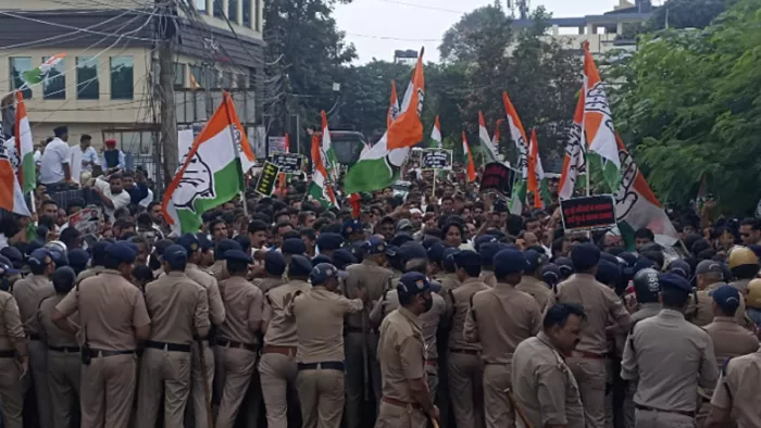 Congress Protest in Dehradun: पुलिस ने कांग्रेस कार्यकर्ताओं को गिरफ्तार कर लिया।