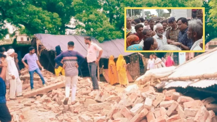 दीवार गिरने के बाद पड़ा हुआ मलवा, ग्रामीणों को समझाते एसडीएम व सीओ। जागरण