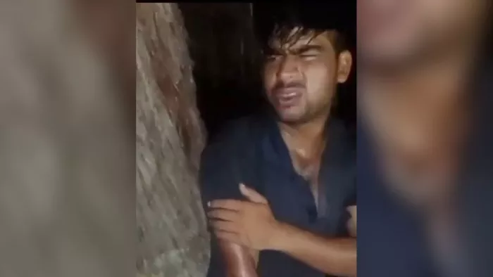 पेड़ से बंधा हुआ युवक। स्रोत वीडियो ग्रैब