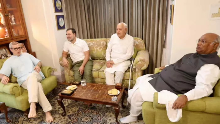 जम्मू-कश्मीर में नेशनल कॉन्फ्रेंस और कांग्रेस मिलकर लड़ेंगी चुनाव, फारूक अब्दुल्ला ने किया गठबंधन का एलान