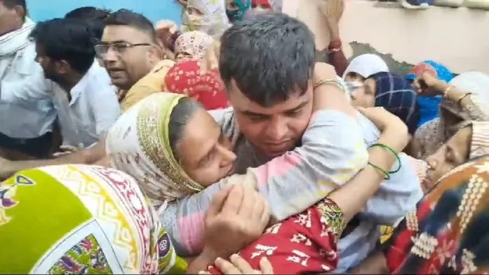 एक दूसरे को ढांढस बंधाते कुलदीप की पत्नी लक्ष्मी देवी व छोटा बेटा नवीन। (जागरण फोटो)