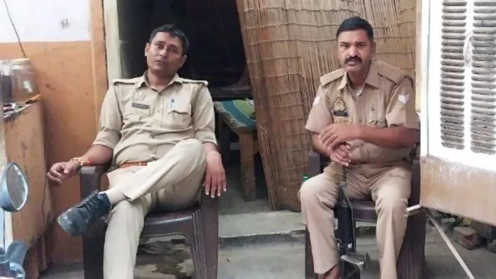 श्रवण साहू के घर पर सुरक्षा के लिए तैनात पुलिसकर्मी। जागरण