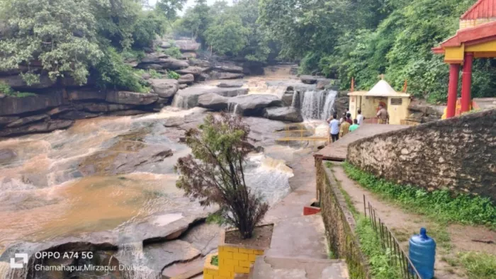 मीरजापुर:अहरौरा सुकृत बार्डर पर स्थित भल्दरिया जल प्रपात। जागरण