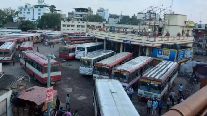 वाराणसी रोडवेज बस स्टैंड के आसपास के चौराहों पर जाम की समस्या बनी रहती है। जागरण