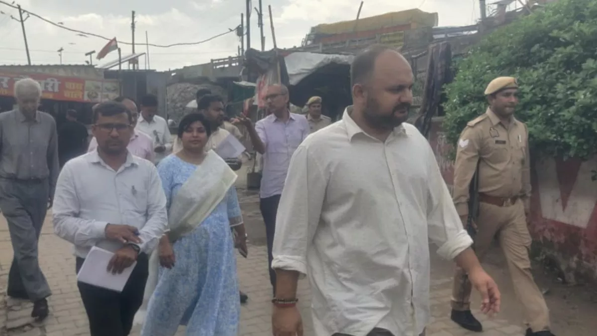 DM के तेवर देख एक्शन मोड में आए अफसर, बाजार में कार्रवाई से मचा हड़कंप