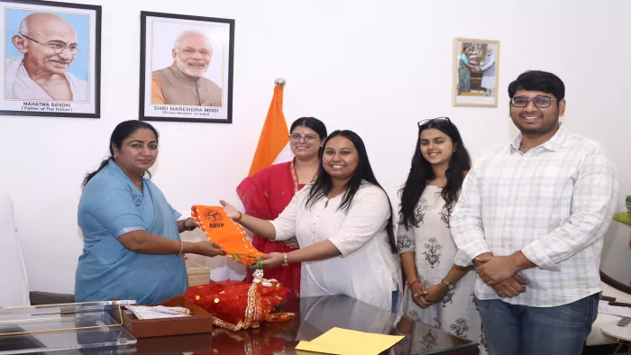 यू- स्पेशल बस सेवा पर जताया सीएम का आभार, मेट्रो रियायती पास की मांग दोहराई।