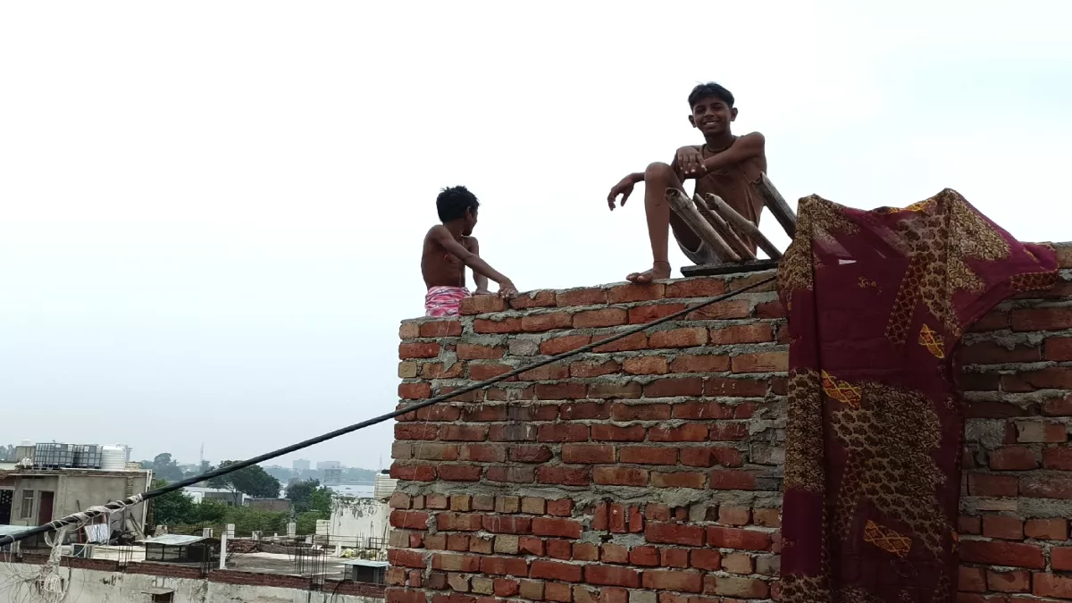 घरों में भरा पानी तो छतों पर डाला डेरा, नाव से आवागमन कर रहे लोग; अब कितना है यमुना का जलस्तर