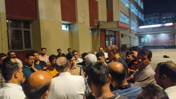 वाराणसी में वाहन पार्किंग के विवाद में शिक्षक की हत्या कर दी गई।