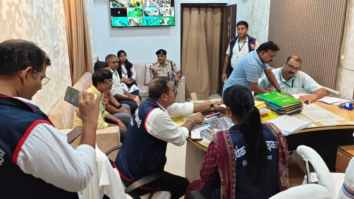 बिहार में EOU की बड़ी कार्रवाई, अवर निबंधक विनय सौरभ के कई ठिकानों पर छापेमारी; जानें क्या-क्या मिला