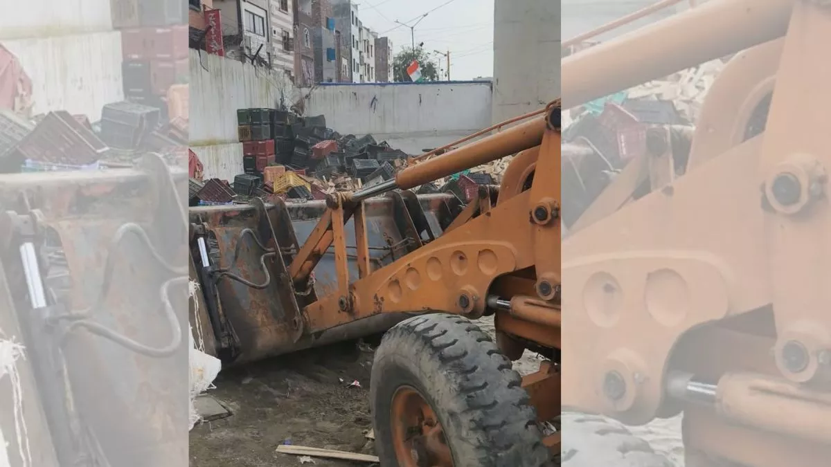 Bulldozer Action: नाले के ऊपर चल रही अवैध पार्किंग हटाई, राजनीतिक संरक्षण के चलते नहीं पा रही थी सफाई