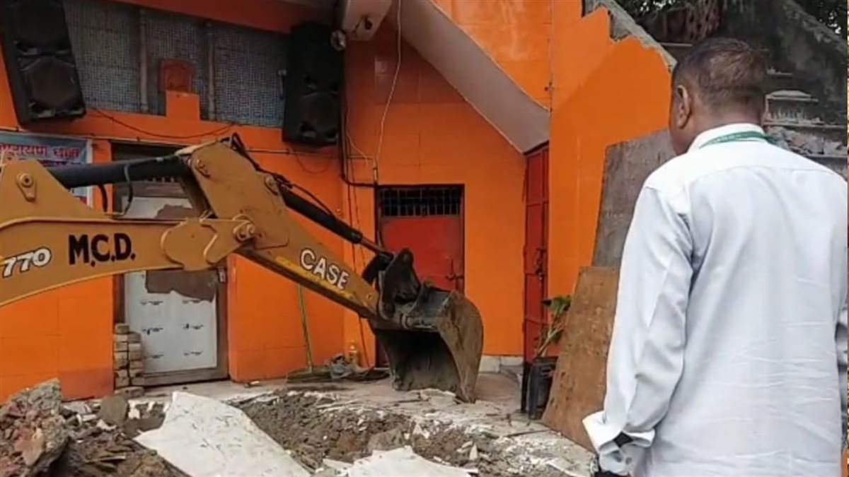 https://www.jagranimages.com/images/newimg/22082025/22_08_2025-bulldozer_action_74_24021093.jpg