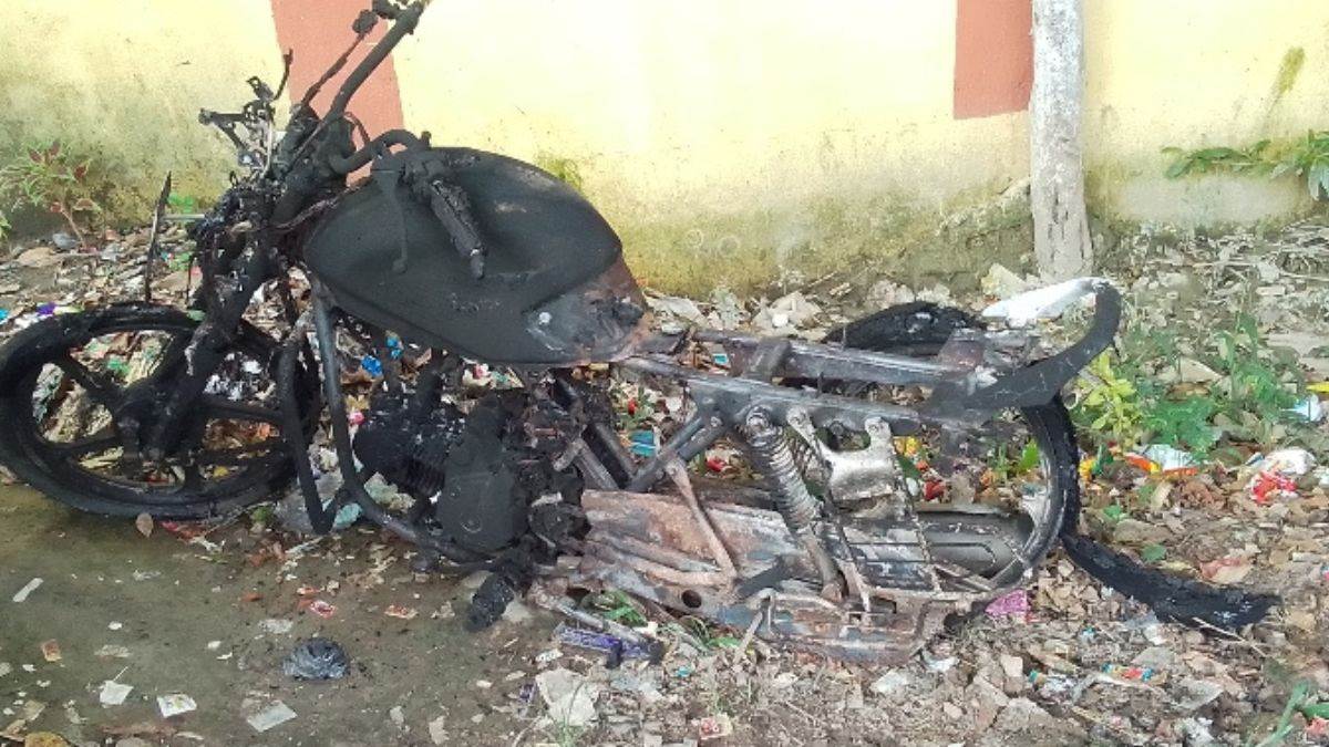 https://www.jagranimages.com/images/newimg/22082025/22_08_2025-burnt_bike_dalsinghsarai_1_24021693.jpg