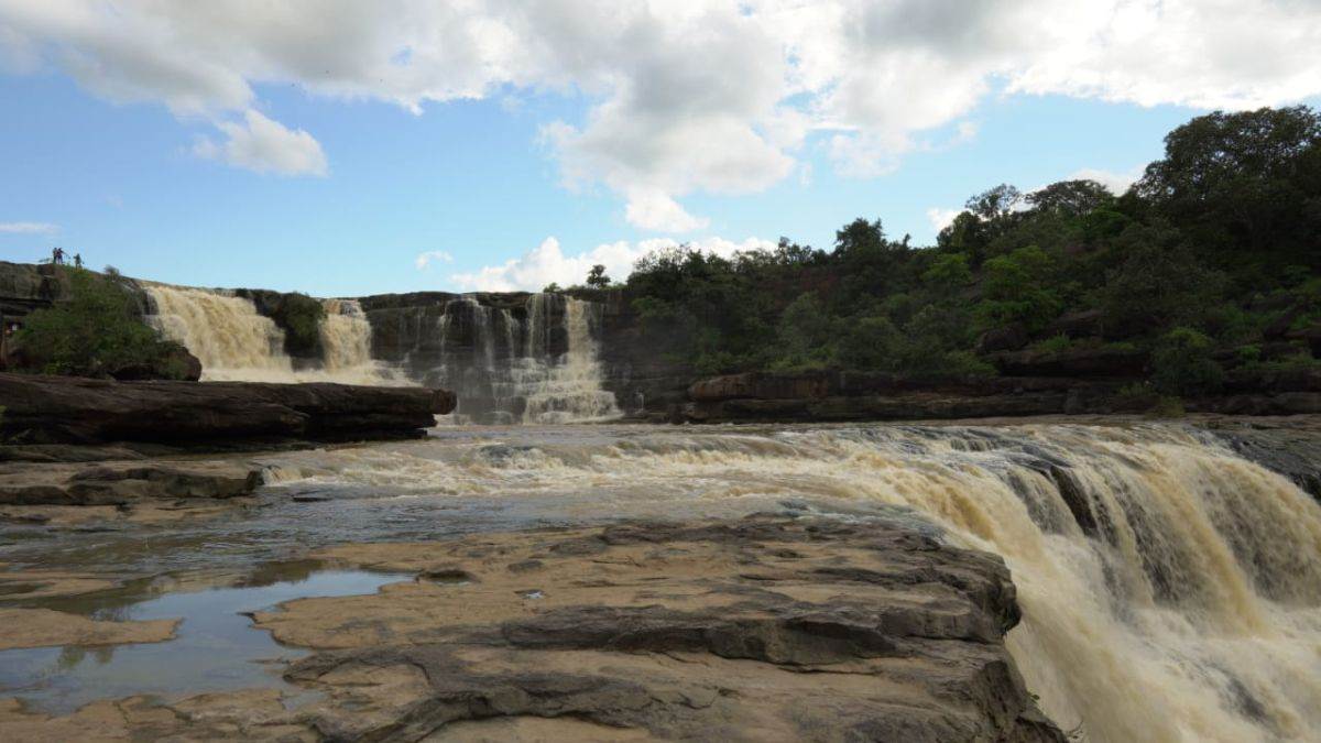 https://www.jagranimages.com/images/newimg/22082025/22_08_2025-chitrakoot_waterfall_24021733.jpg