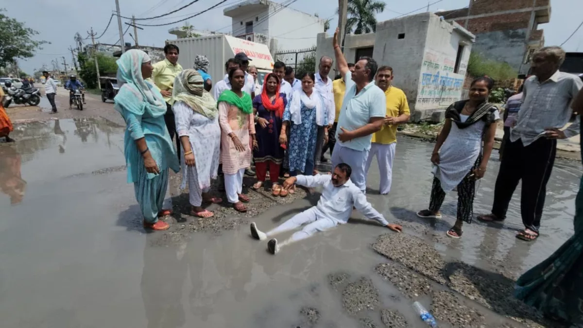 Delhi: लोगों का धैर्य दे गया जवाब... पानी से भरे गड्ढों में लेटकर किया प्रदर्शन, UER-2 को जाम करने दी चेतावनी