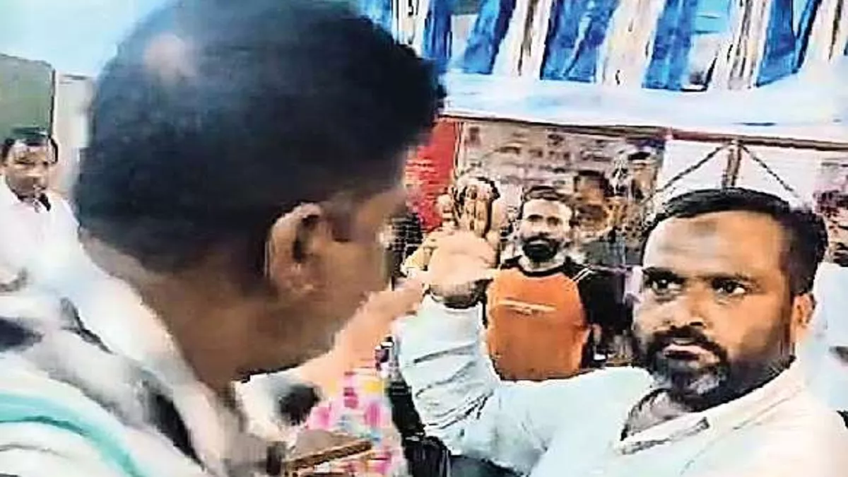 UP News : यूपी के इस जिले की कलक्ट्रेट में राशन डीलर ने दलाल बताकर व्यक्ति पर कर दी थप्पड़ों की बरसात और फिर...
