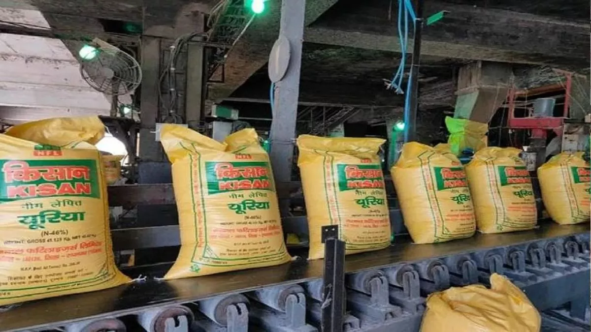खाद संकट पर सरकार का दावा, मांग से अधिक उर्वरक उपलब्ध, कालाबाजारी पर कार्रवाई जारी
