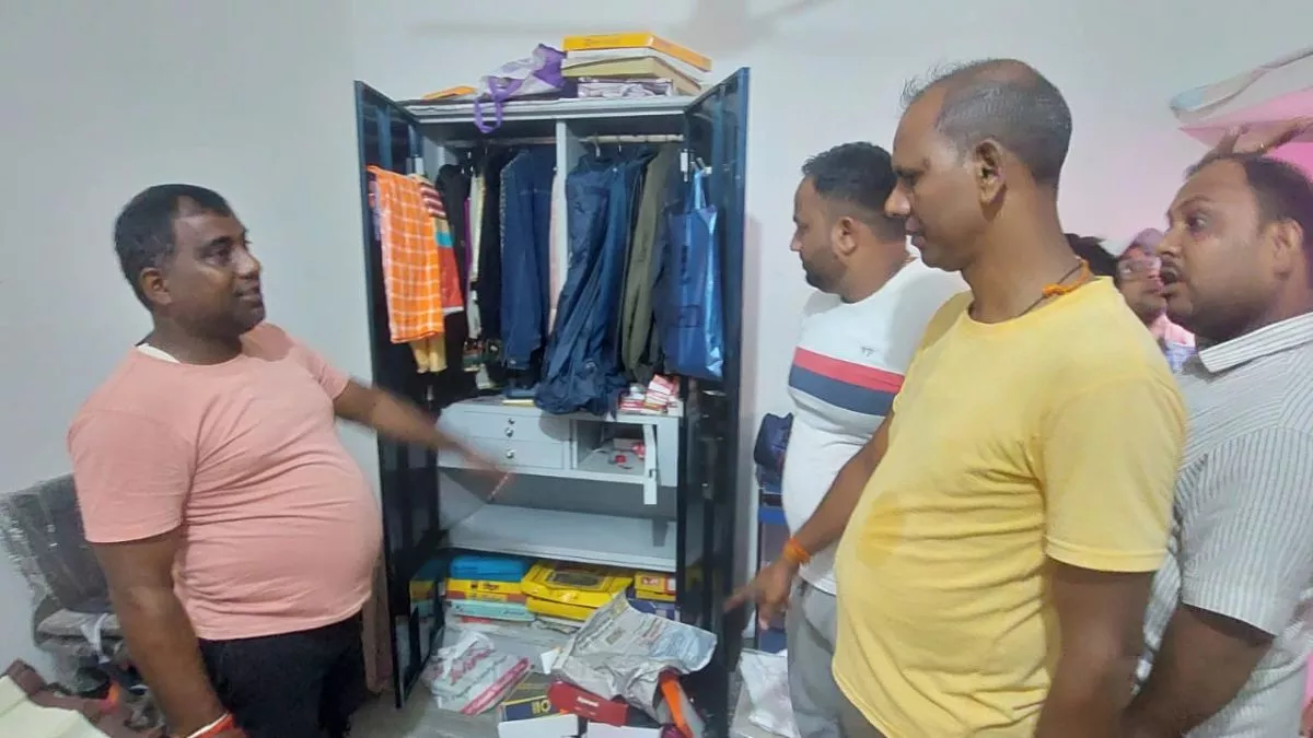 Giridih News: किराना व्यवसायी के घर में चोरी, नींद की दवा स्प्रे कर उड़ा ले गए 26 लाख