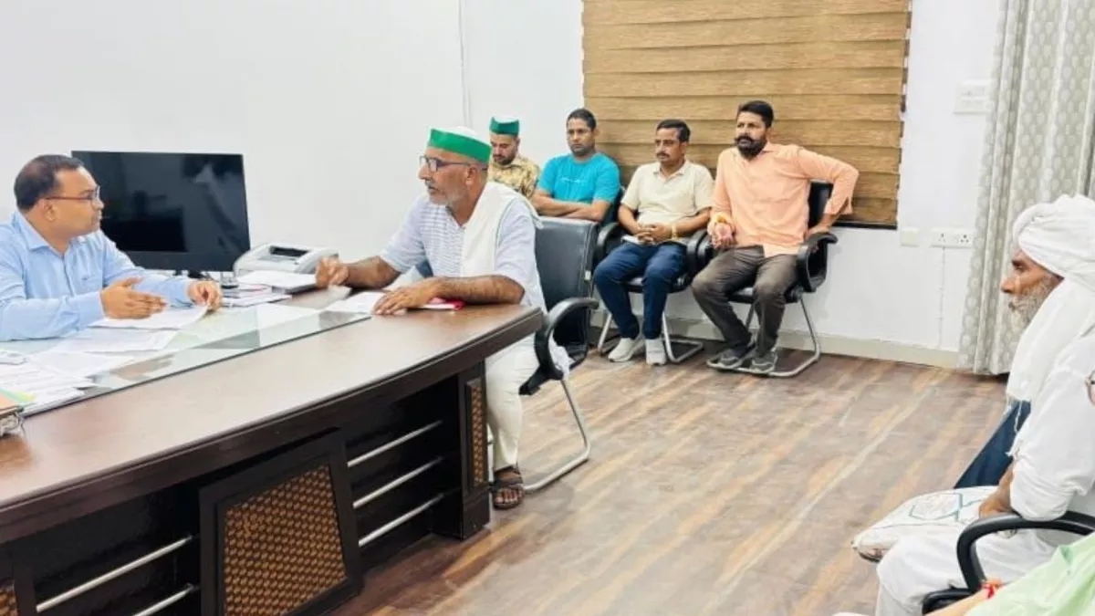 Hapur: 10 करोड़ से अधिक के घोटाले पर फूटा किसानों का गुस्सा, आंदोलन की चेतावनी