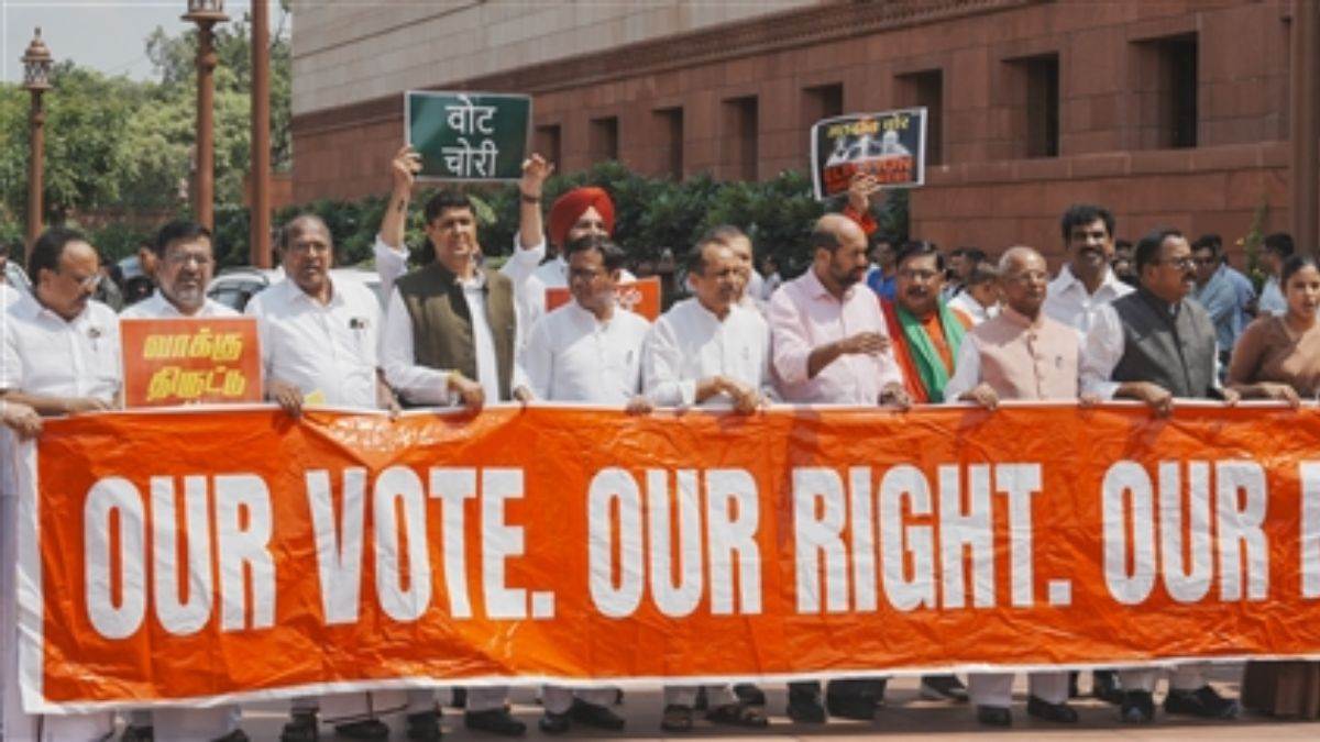 https://www.jagranimages.com/images/newimg/22082025/22_08_2025-india_bloc_vs_nda_24021882.jpg
