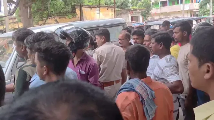 मौके पर पहुंची पुलिस टीम कर रही जांच। (फोटो जागरण)