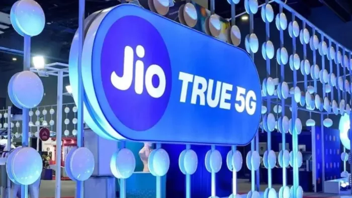 Jio ग्राहकों को JioSaavn Pro का सब्सक्रिप्शन फ्री में दिया जा रहा है।