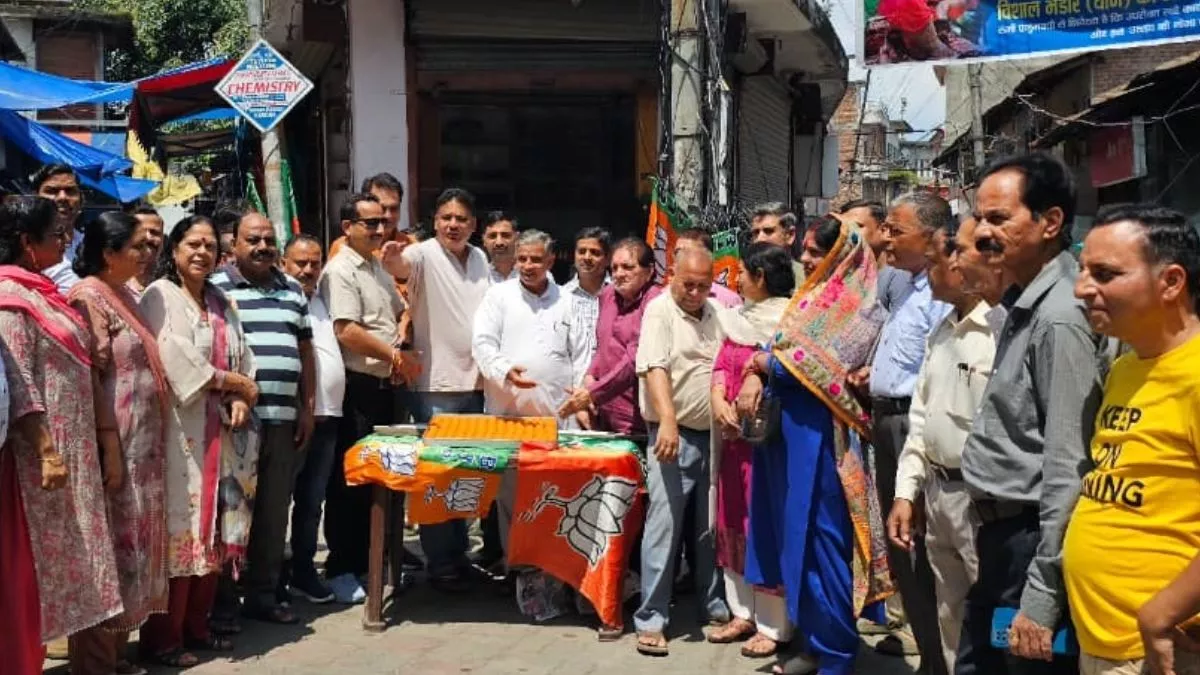 पवन काजल बने हिमाचल बीजेपी के प्रदेश उपाध्यक्ष, समर्थकों का जोश हाई; लड्डू बांटकर मनाया जश्न