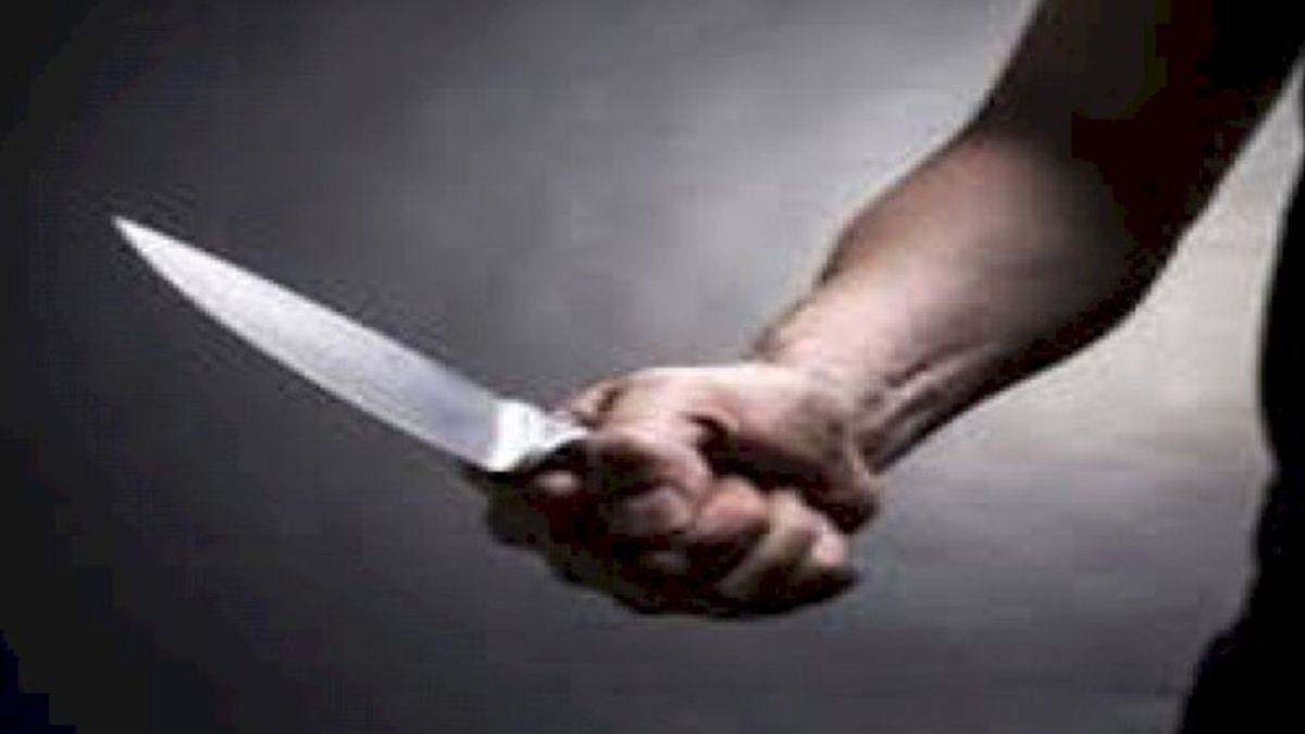 gurdaspur shopkeeper stabbed robbed by three assailants