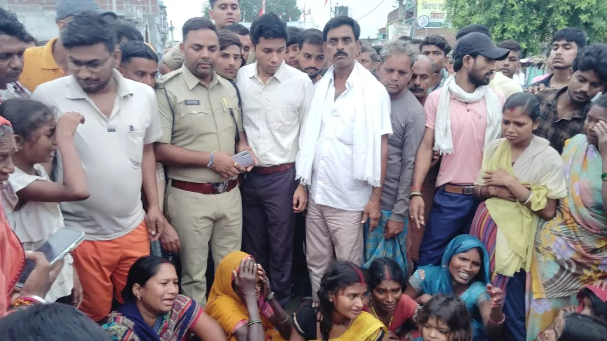 लखीसराय में मिनी ट्रक ने गुपचुप विक्रेता को कुचला, आक्रोशित लोगों ने किया सड़क जाम