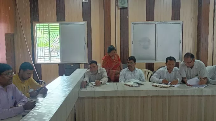 पीएम सूर्यघर योजना को धरातल पर लाएं, नहीं तो हाेगी कार्रवाई।