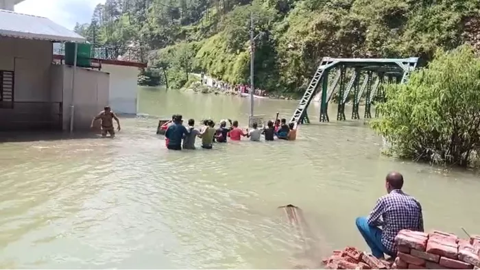 आधा झील के पानी में उतरकर नारेबाजी करने लगे लोग। जागरण
