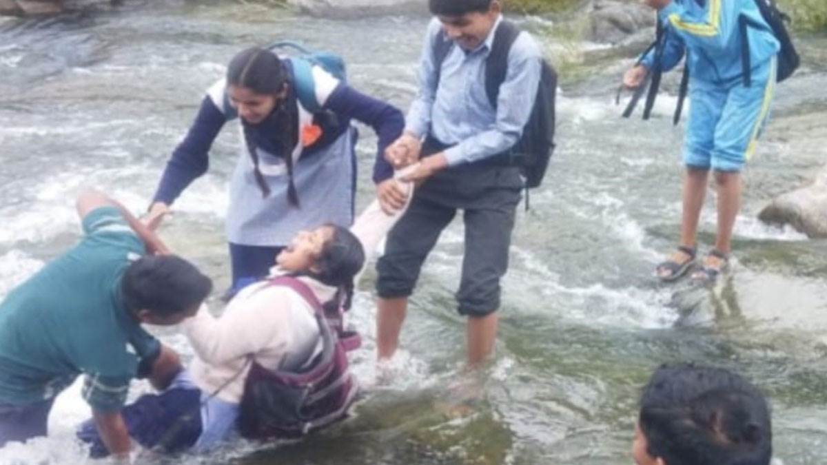 https://www.jagranimages.com/images/newimg/22082025/22_08_2025-rain-school_24021632.jpg