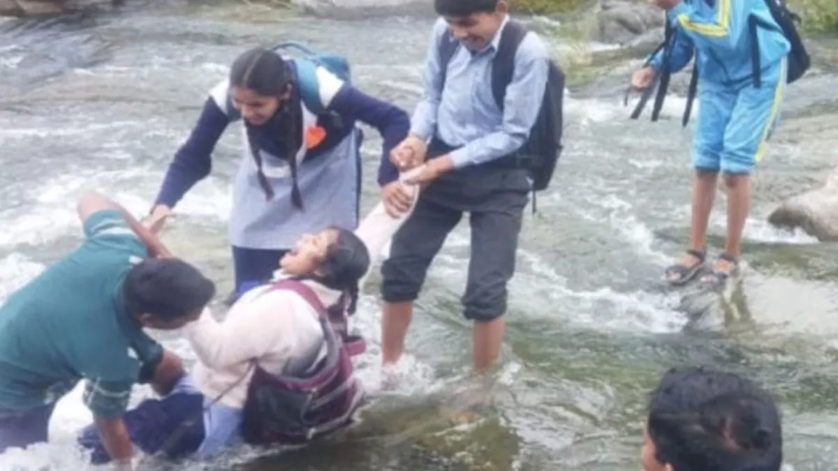 Uttarakhand: स्‍कूल जाने के लिए दांव पर जिंदगी, एक-दूसरे को सहारा दे पार कर रहे उफनती नदी